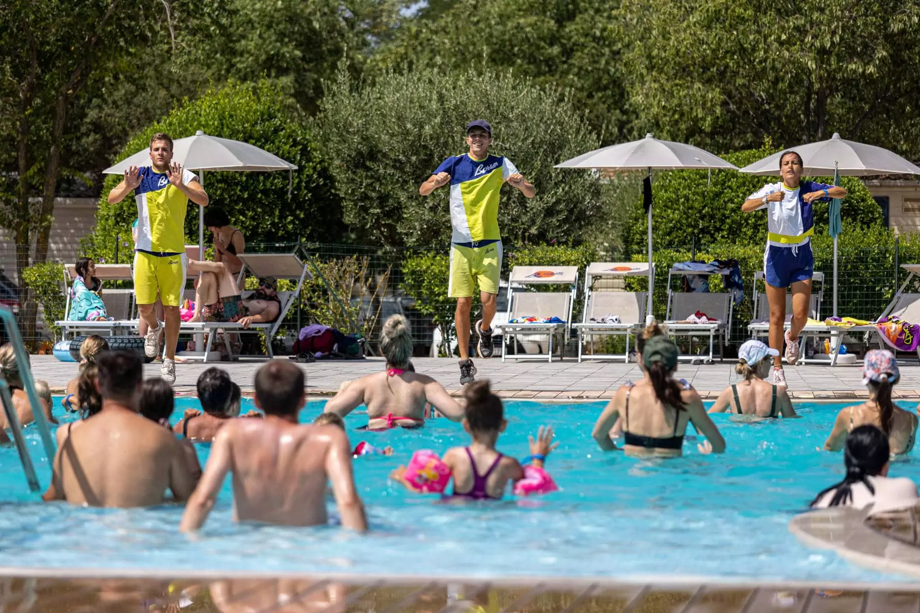 corso di acquagym in piscina con istruttori nel centro vacanze