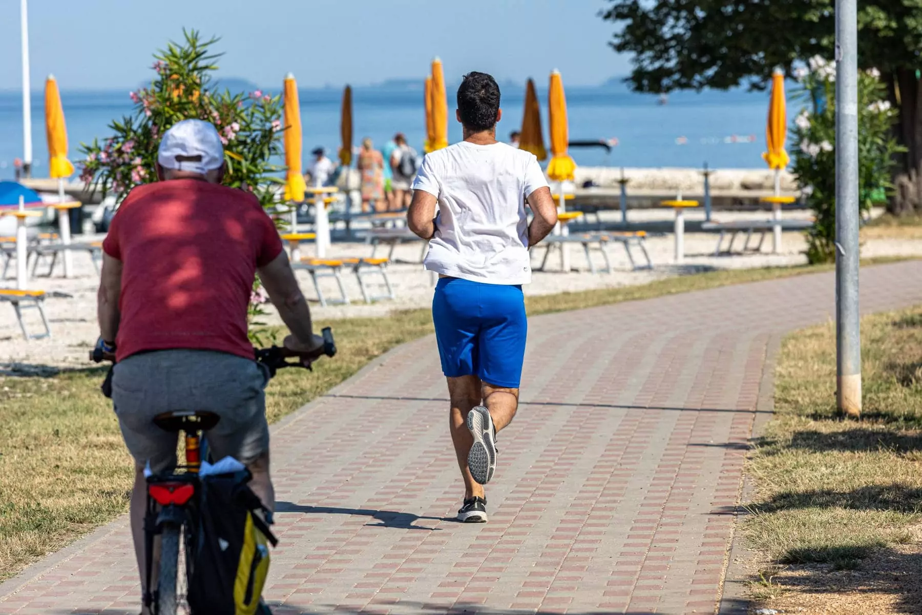 ragazzo che corre sul viale lungo mare al bivillage