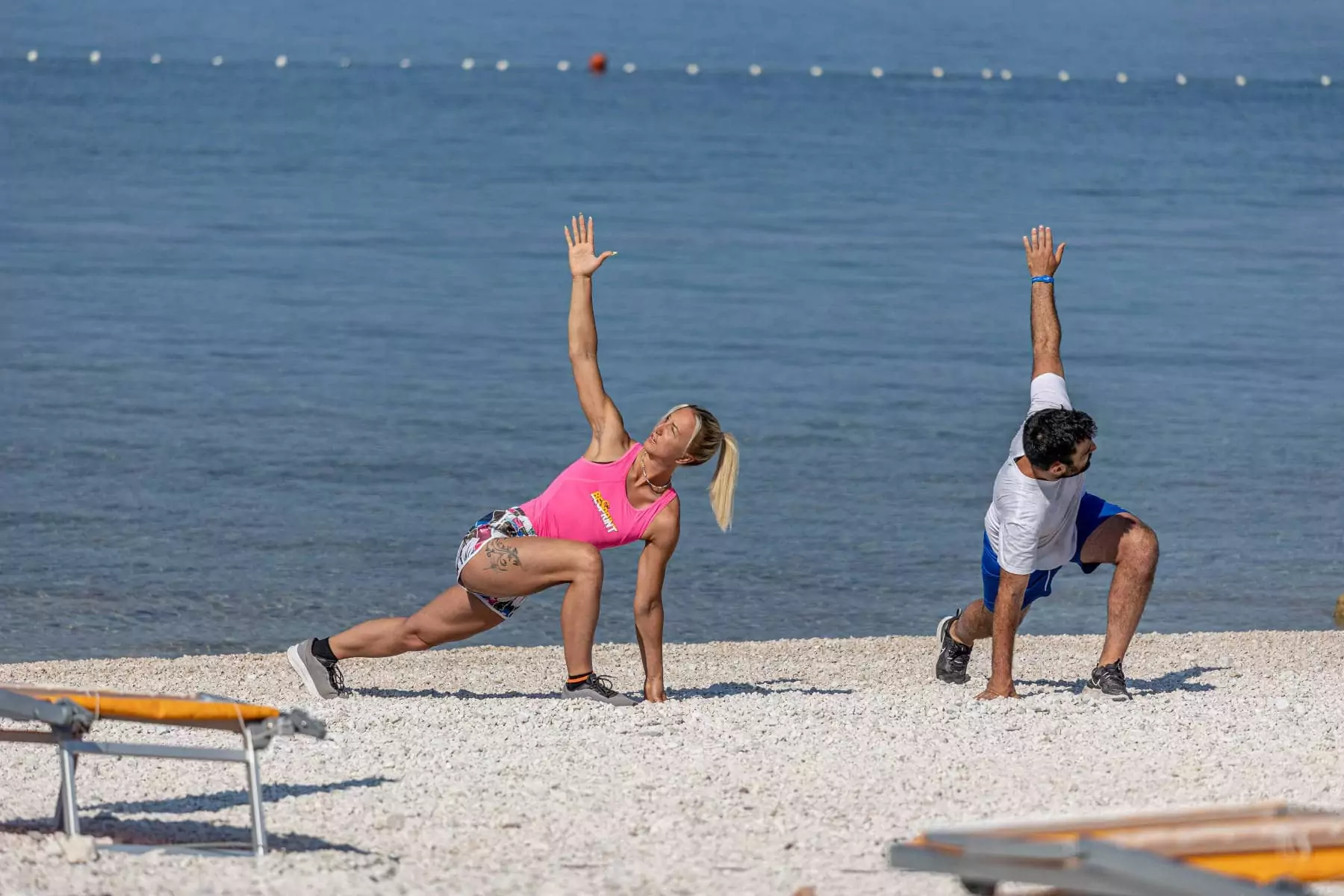 ragazzi che si allenano sulla spiaggia al bivillage