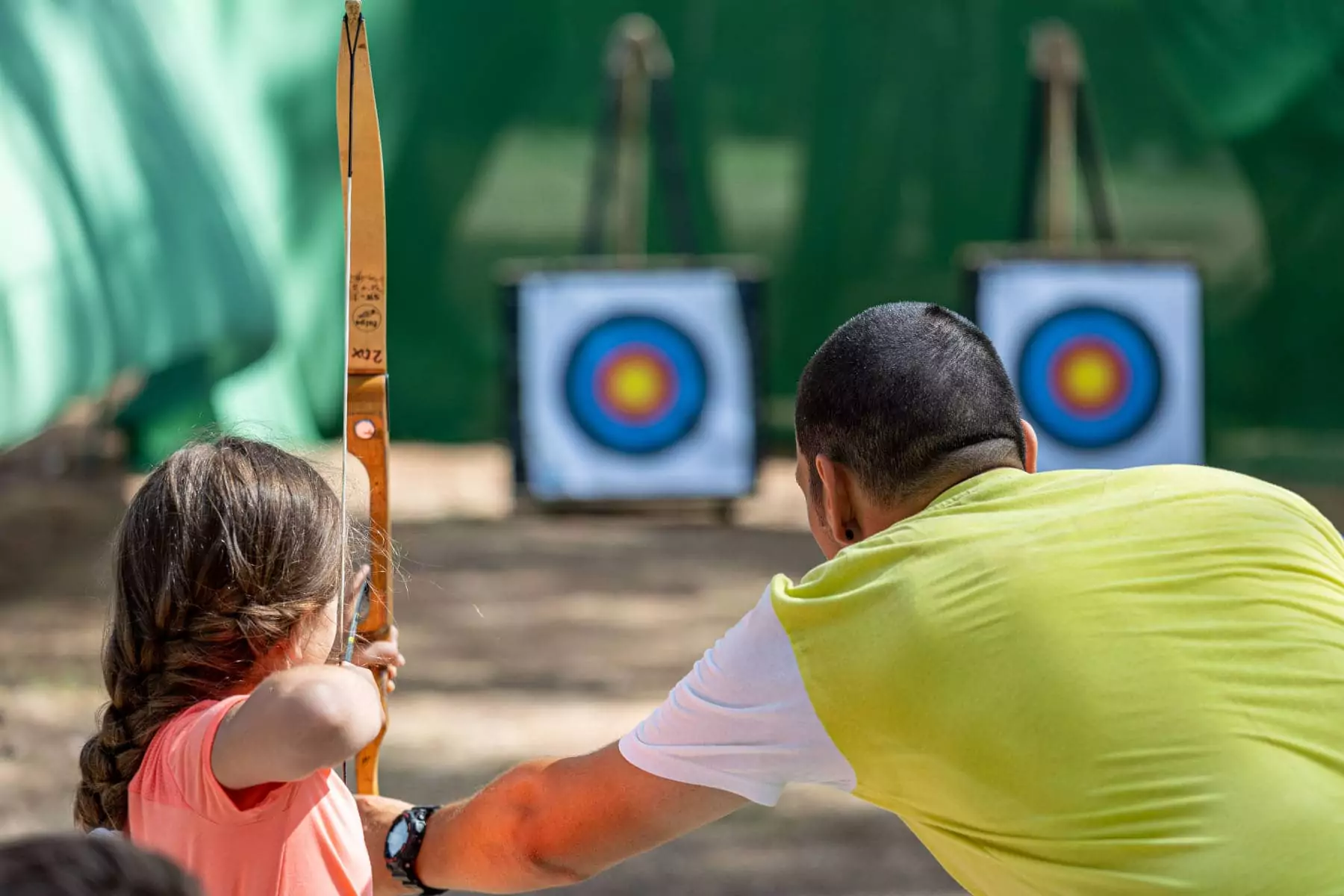 bambina che tira con l'arco