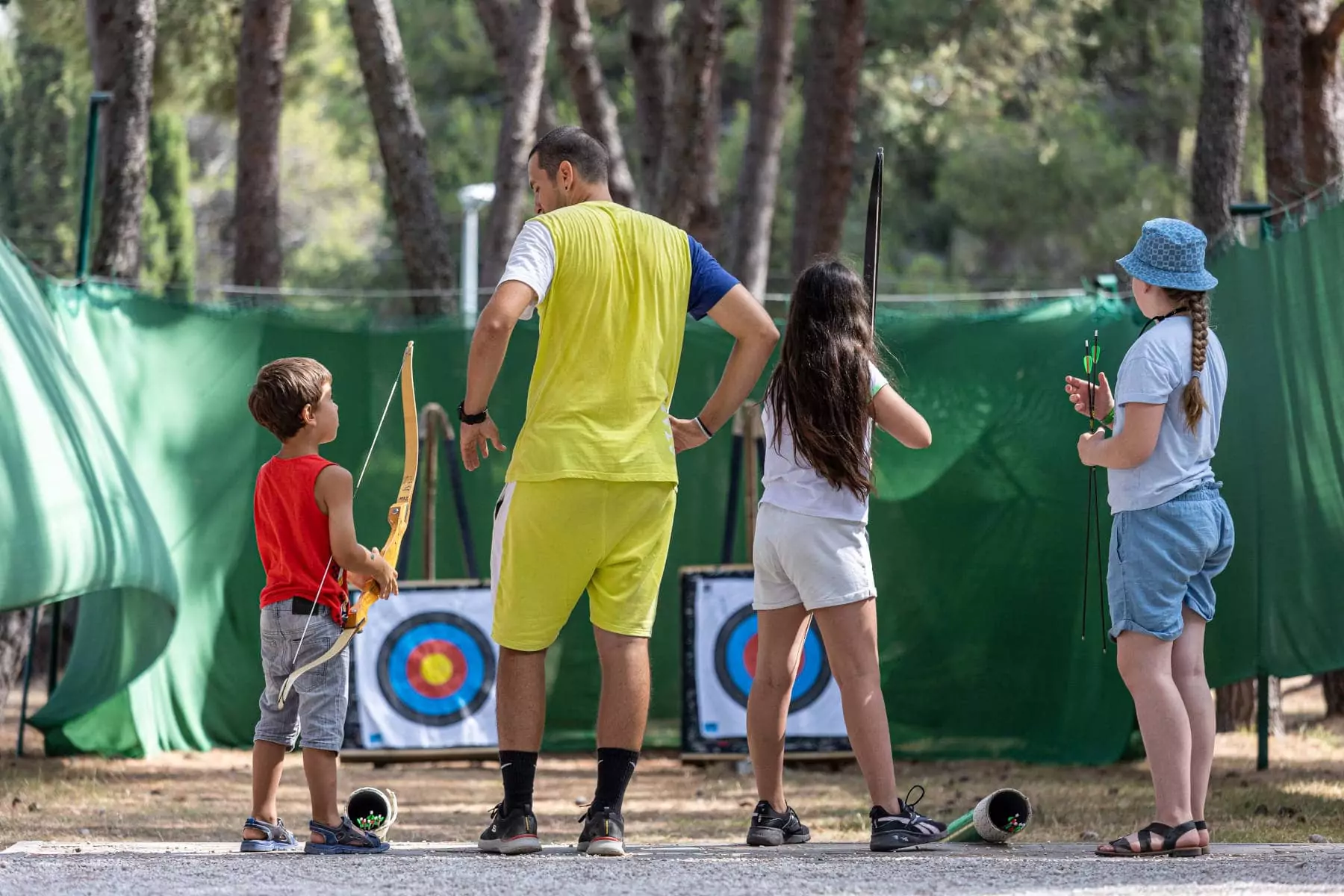 corso per bambini di tiro con l'arco nel villaggio bivillage