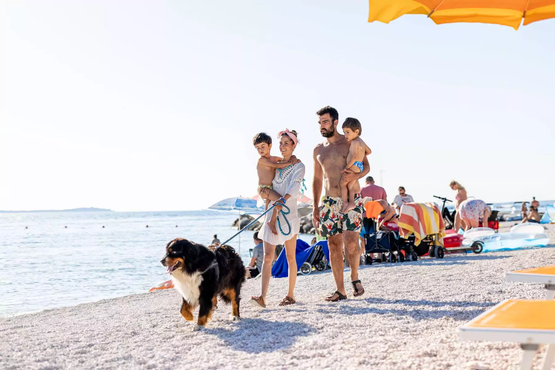 famiglia che passeggia sul lungomare istriano con cane