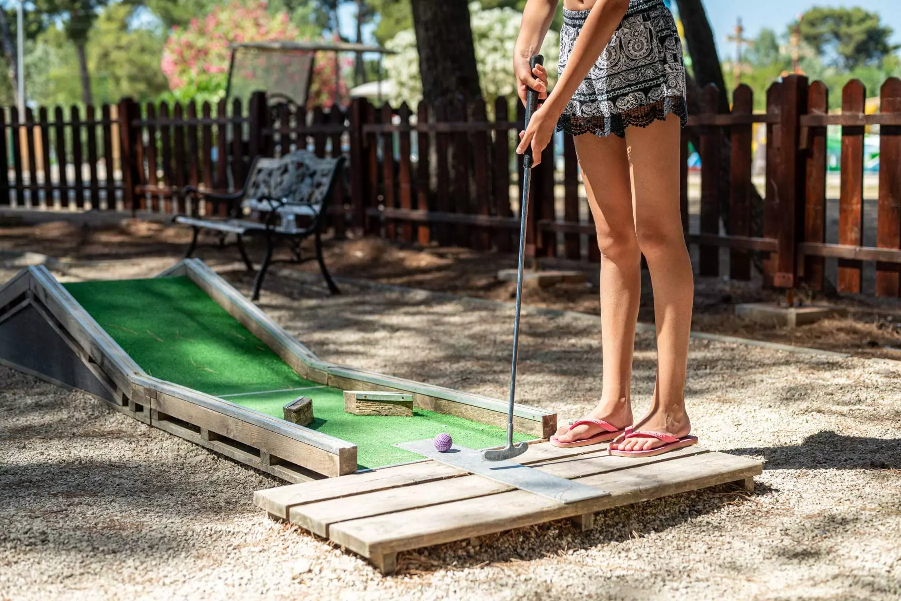 ragazza che gioca a minigolf nel campeggio in Istria