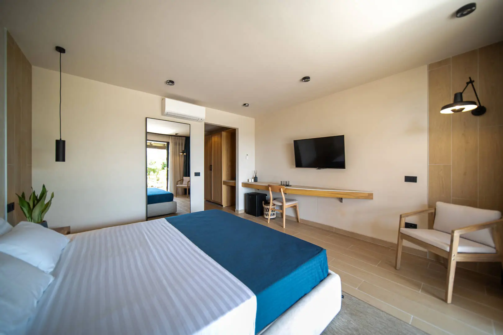 Suite-Sea-View-BB_Moderna-e-luminosa-camera-da-letto-al-Bi-Village-Resort